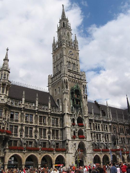 Muenchen 019.jpg - Der Marienplatz gilt als der Mittelpunkt Münchens und liegt, umgeben von dem Neuen und dem Alten Rathaus, mitten im Zentrum der Altstadt. Wenige Schritte davon liegt die Peterskirche, die älteste Kirche der Altstadt, deren erster Bau noch aus der Romanik stammte.